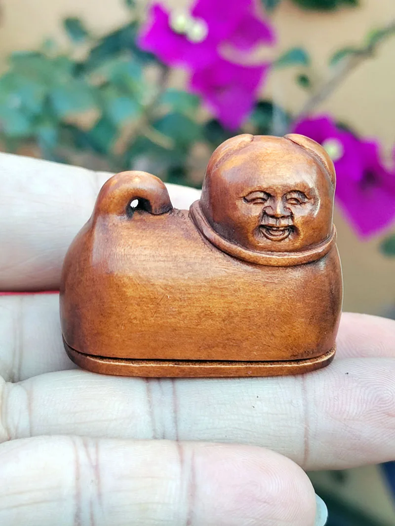 

Фигурка-нэцукэ из самшита "Кошачья коробка с женщиной внутри"