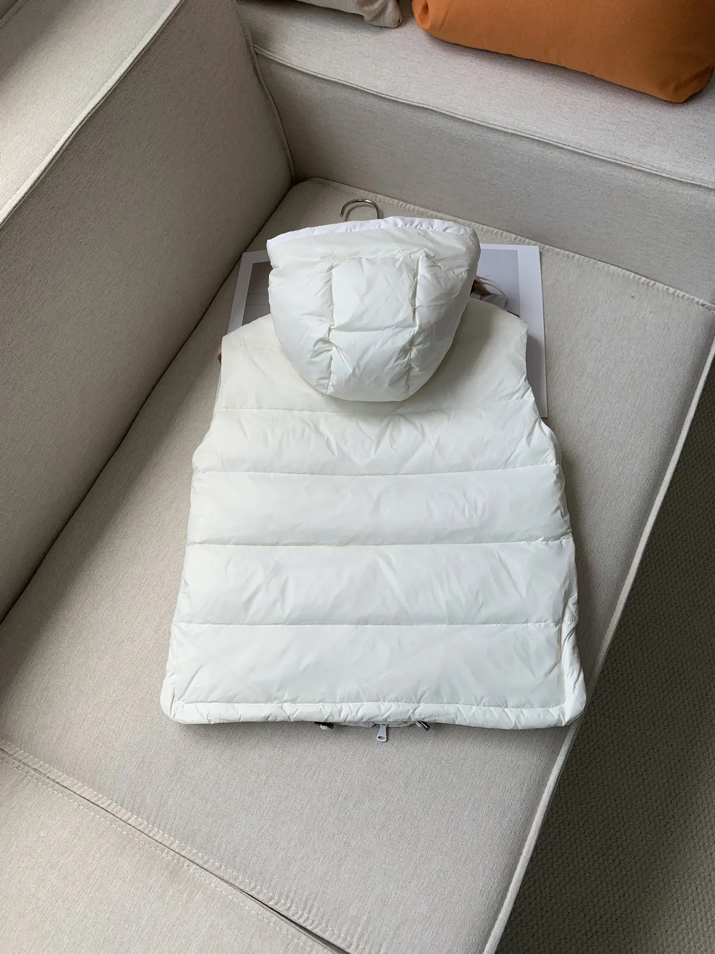 Женский жилет на белом гусином пуху осень-зима однотонная повседневная теплая