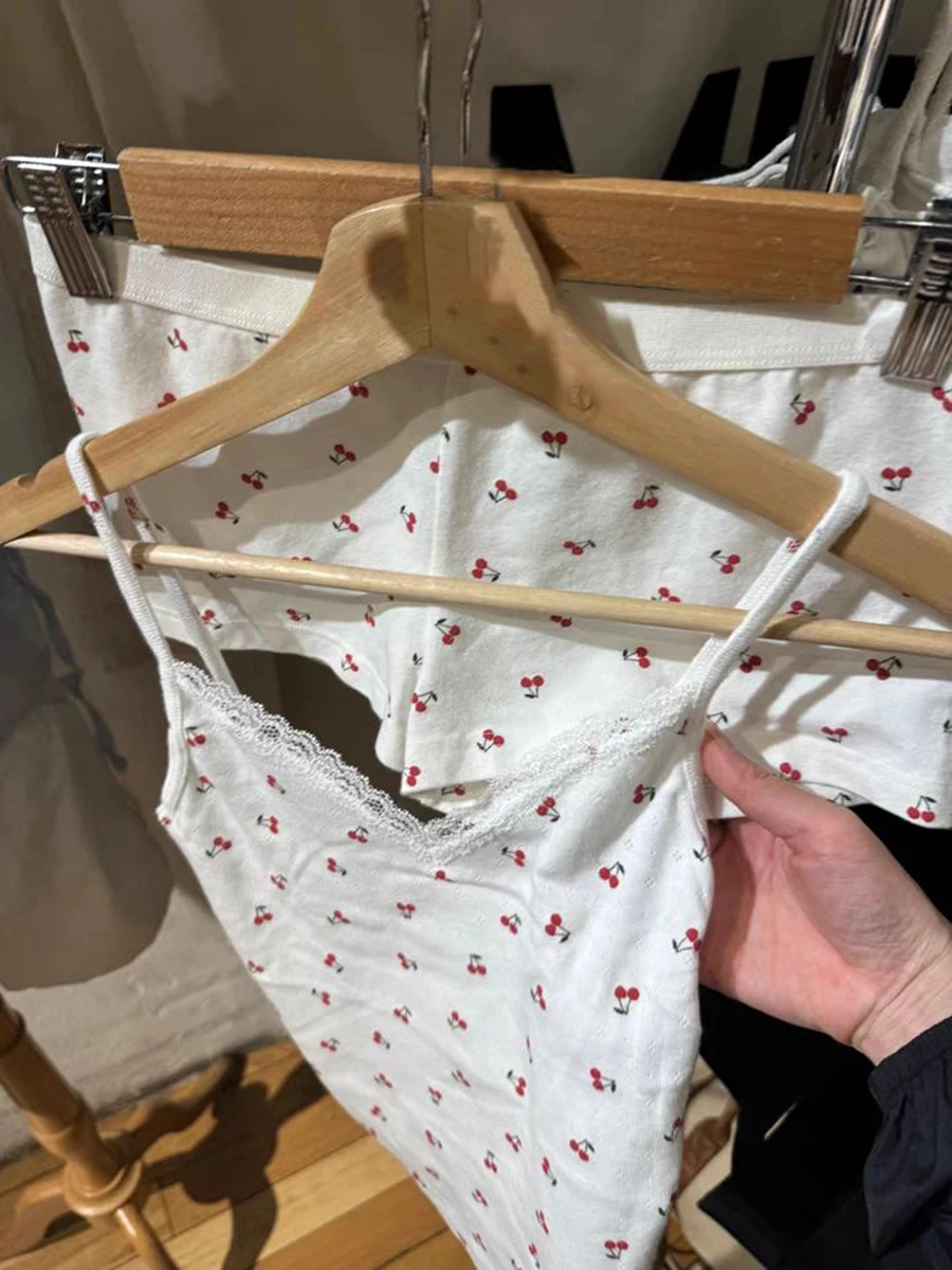 Женский укороченный топ с кружевной отделкой и V-образным вырезом без рукавов