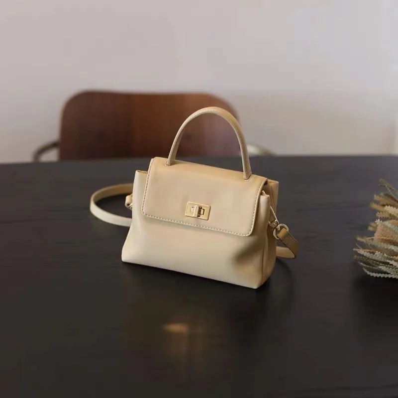 

Текстурированная мягкая кожаная портативная маленькая квадратная сумка 2023 новая нишевая дизайнерская модная универсальная сумка-мессенджер на одно плечо