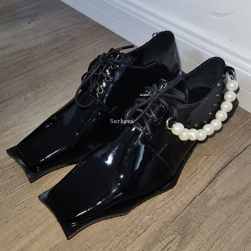 New Bat Shoes Square Toe Metal Chain Ankle Strap Women Flat Shoes Patent Leather Pearls Chain Derby Shoes Designer Fashion Pumps