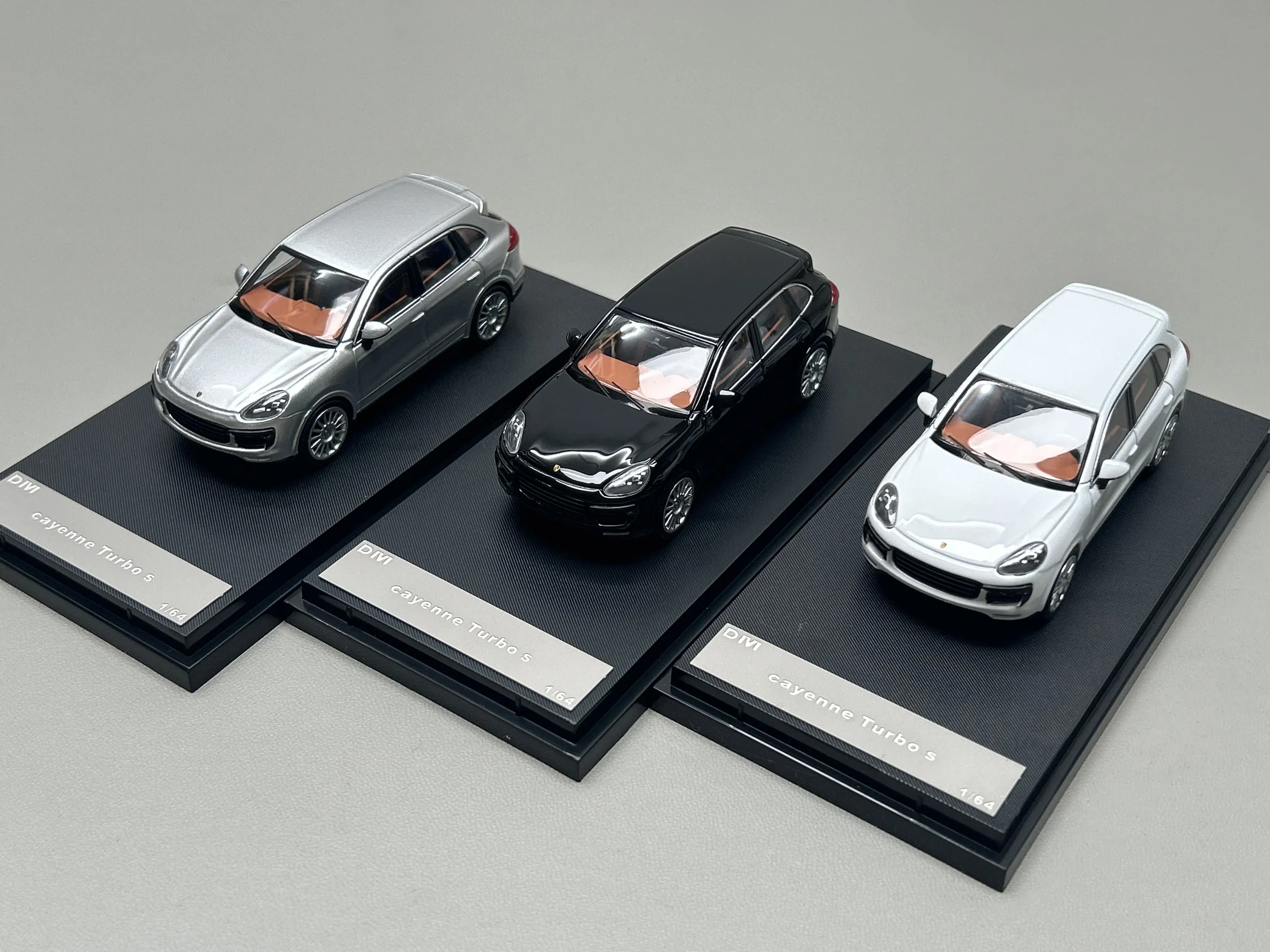 Фото Модель автомобиля Porsche Cayenne Turbo 2014 из литого металла, масштаб 1:64, DM MODEL №1