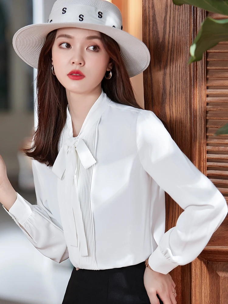 Однотонная белая женская рубашка с жемчужными пуговицами блузка оборками и
