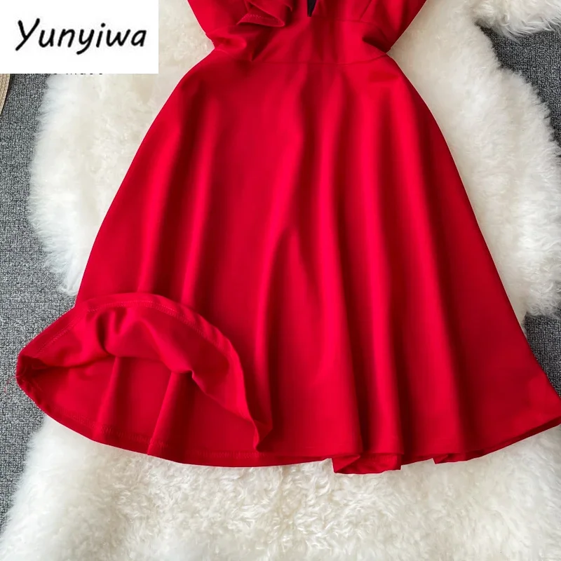 Женское мини-платье с открытой спиной