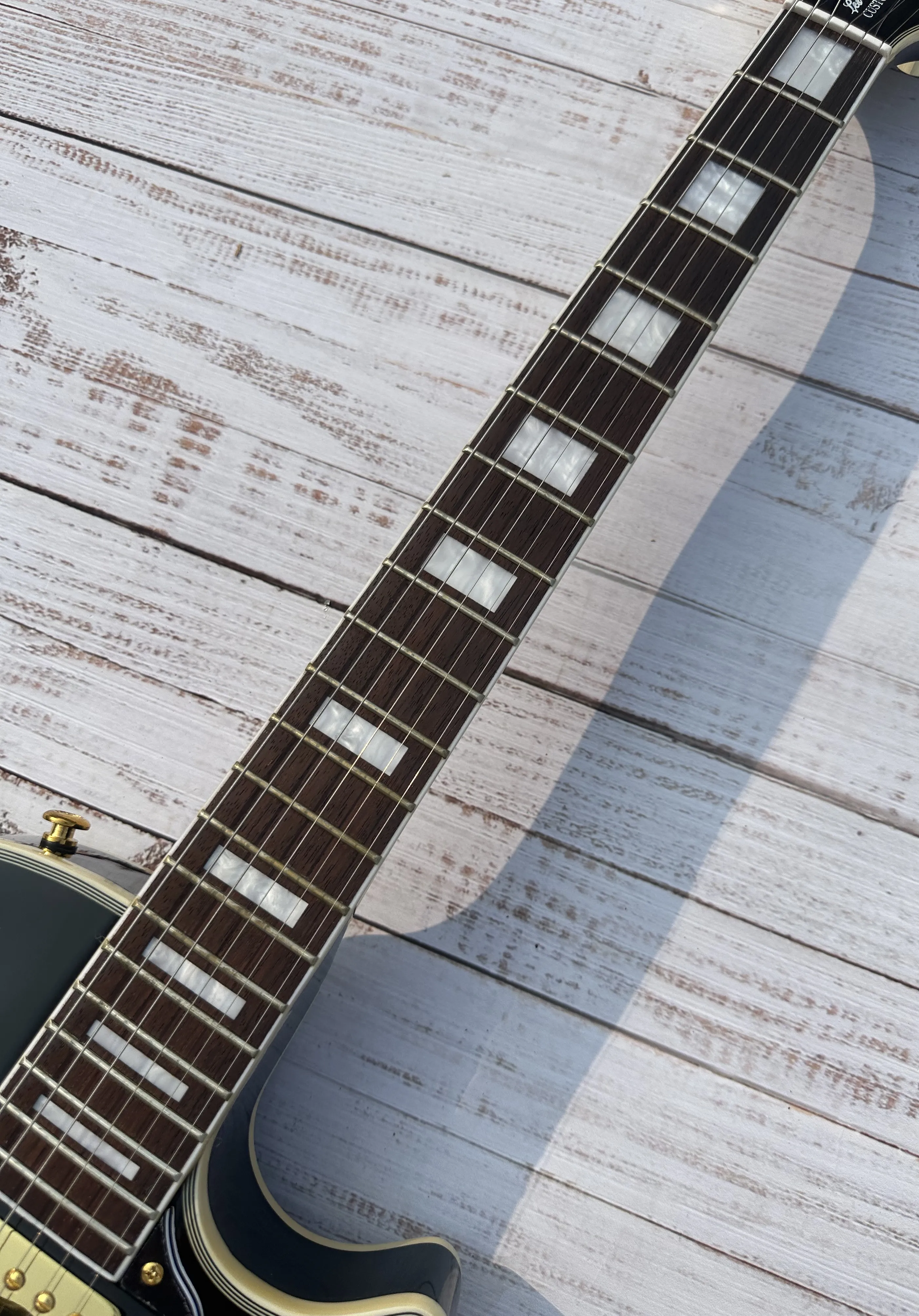 Customized electric guitar blackPeach blossom core wood body rose fingerboard， lightning package