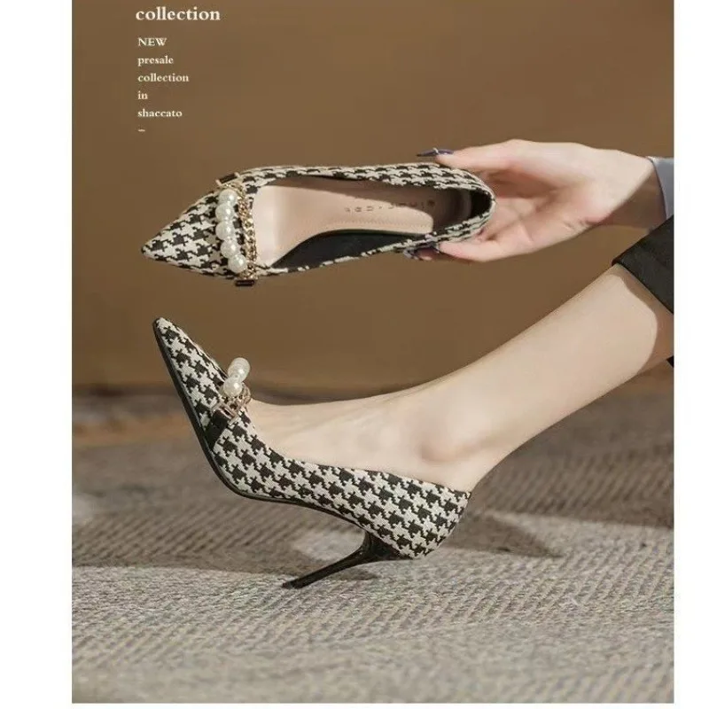 

Новинка 2023, Привлекательные дизайнерские женские туфли на высоком каблуке с острым носком, женские туфли на шпильке с жемчужной цепочкой, женские классические туфли на высоком каблуке