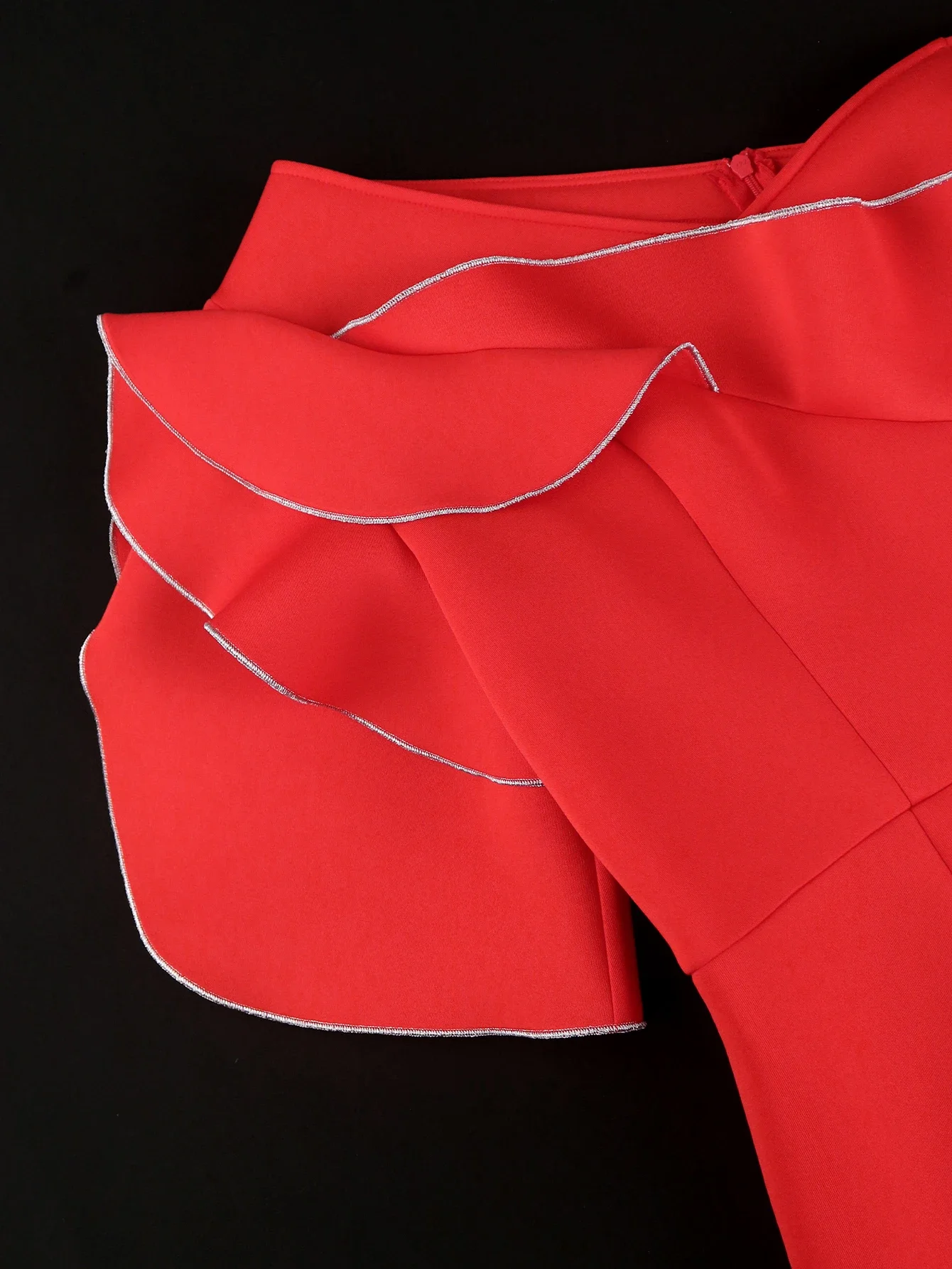 Женское платье-карандаш на одно плечо с коротким рукавом