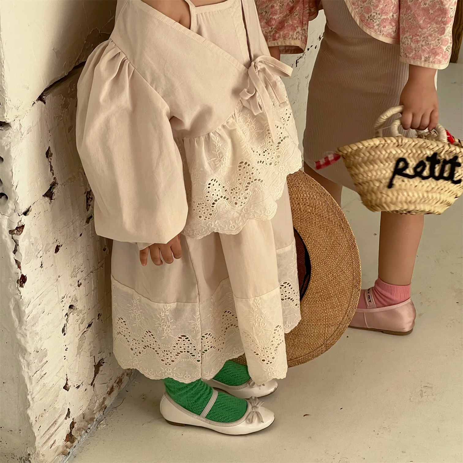 

4629C комплект одежды для девочек в Корейском стиле, костюм с платьем, весна 2023, новый костюм для девочек, юбка с лямкой через шею + кардиган, кружевной костюм из двух предметов для девочек