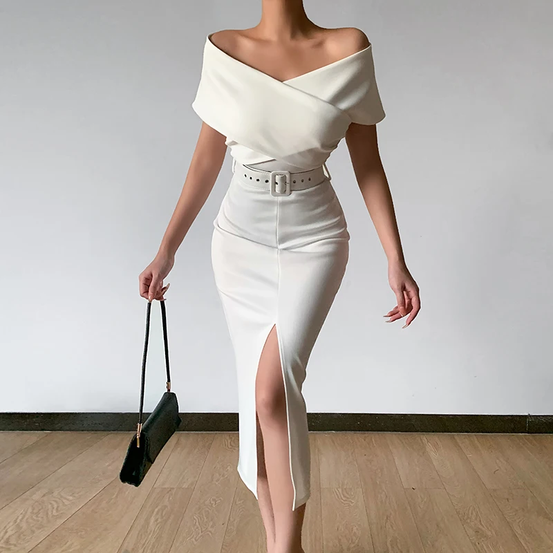 

Французское платье с v-образным вырезом, приталенное, подчеркивающее индивидуальность, с тонкими плечами и маленьким разрезом