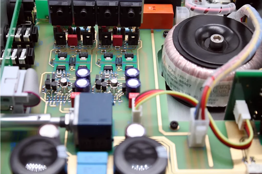 Настольный сбалансированный усилитель для наушников KINKI Sudio THR-1 Fever (ссылка на