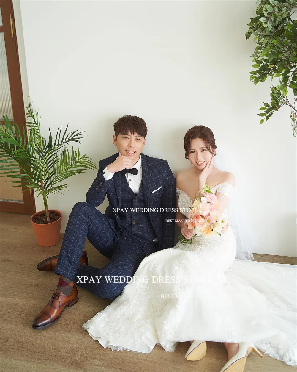 Платье свадебное кружевное в пол с коротким рукавом и открытыми плечами