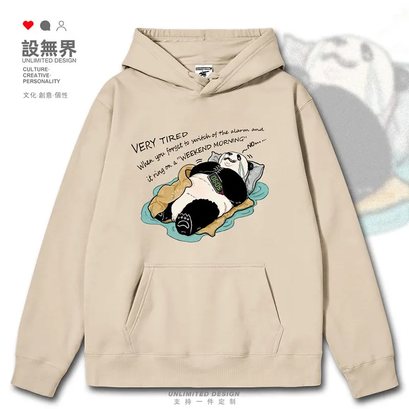 Лежа на кровати панды просыпаются раньше рабочие люди кольца с будильником для