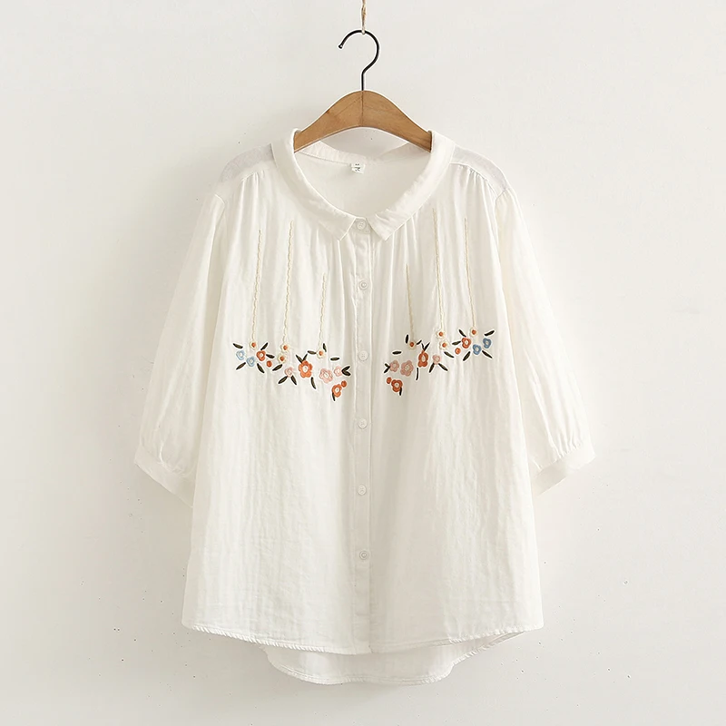 

Женская хлопковая рубашка с рукавами три четверти и цветочной вышивкой