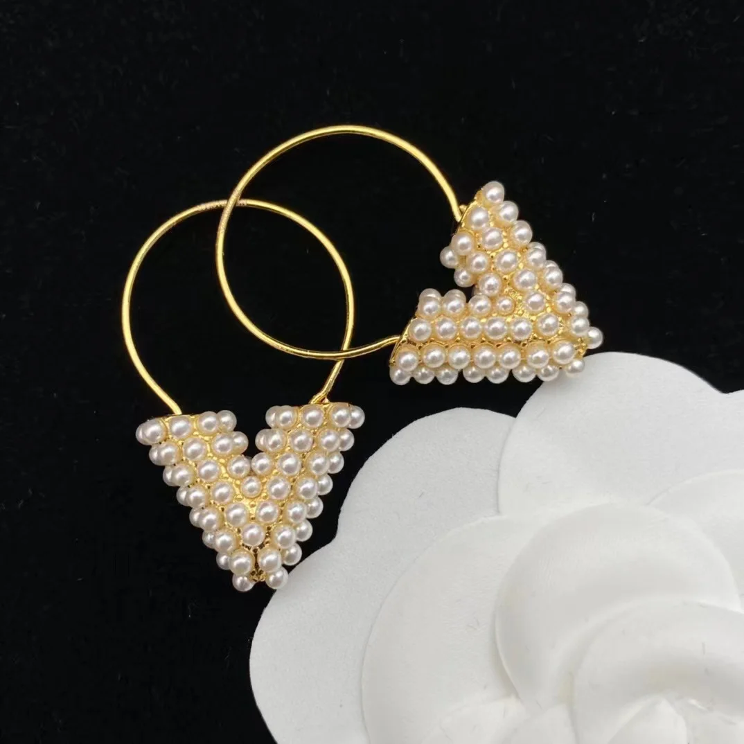 

Высококачественные брендовые золотые жемчужные серьги-кольца с буквами, Классические винтажные V-образные Висячие серьги, роскошные ювели...