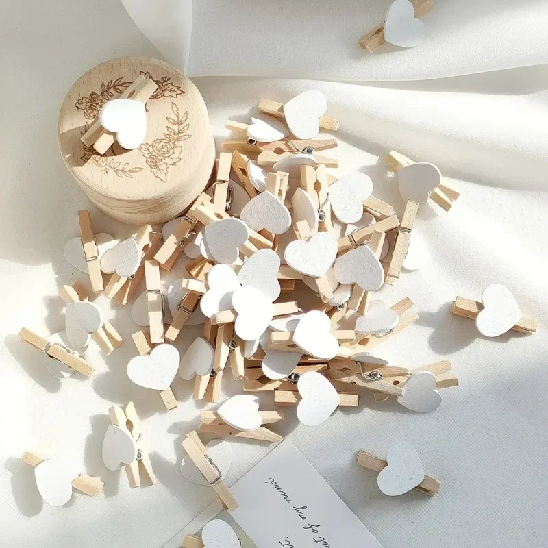 

50 шт. деревянные белые сердечки с цветными зажимами для фотографий, прищепка для бумаг, канцелярские принадлежности, День святого Валентина, свадебная вечеринка, ремесленный декор