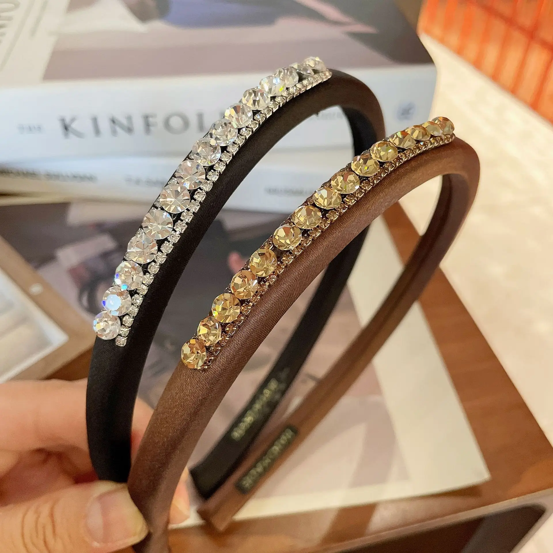 

High-end rhinestone headband, French vintage luxury pressed headband, bangs, wide-brimmed hair, showing face,small headband girl