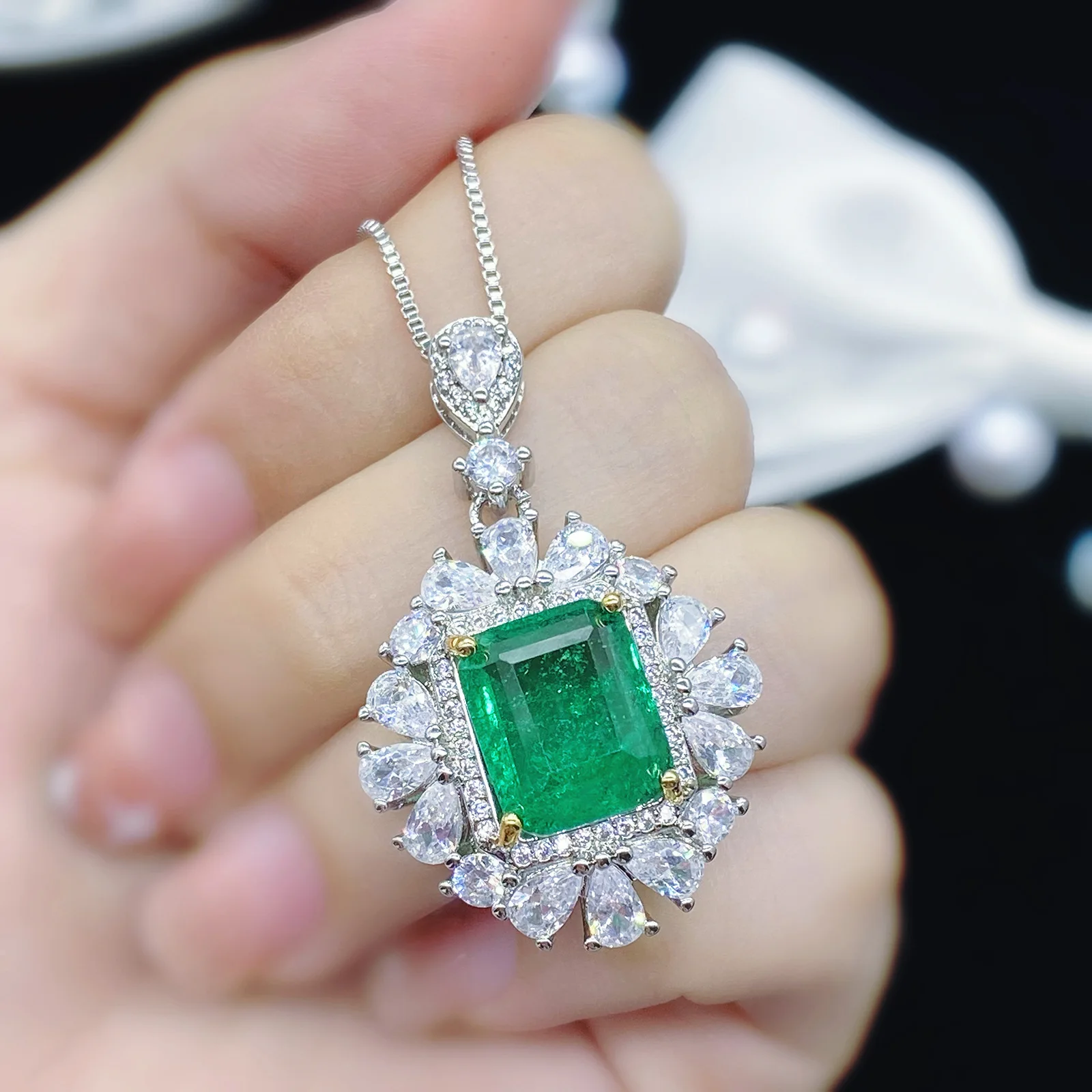 

Женское колье с изумрудом, из серебра пробы