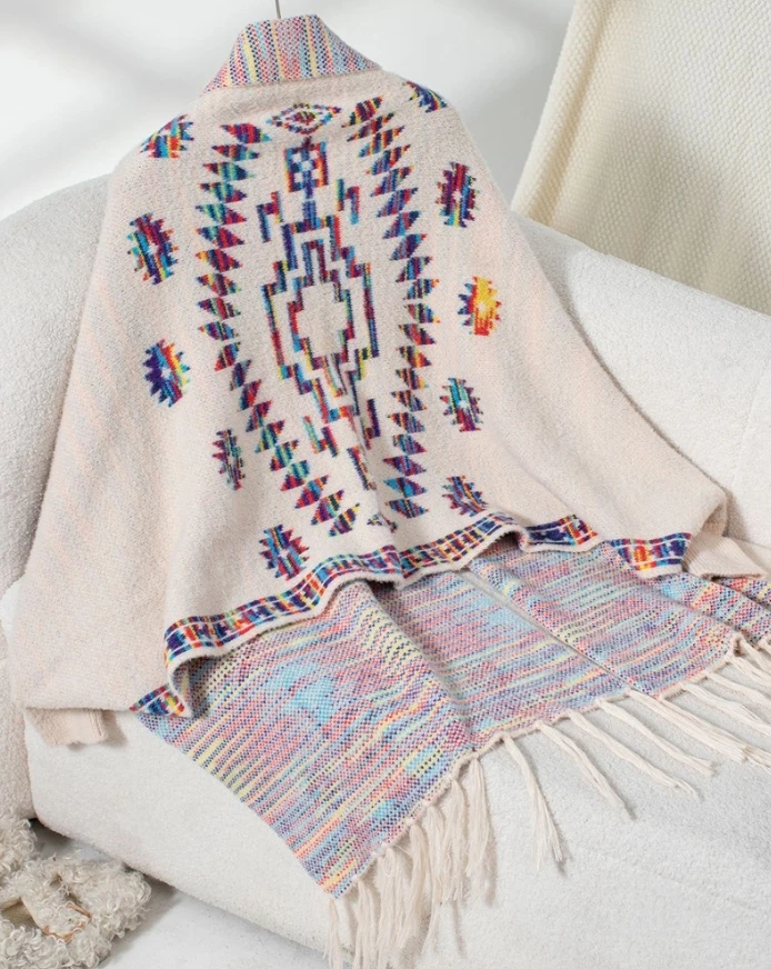 Вязаная накидка с открытой передней частью и накидкой в стиле поп-ацтекский