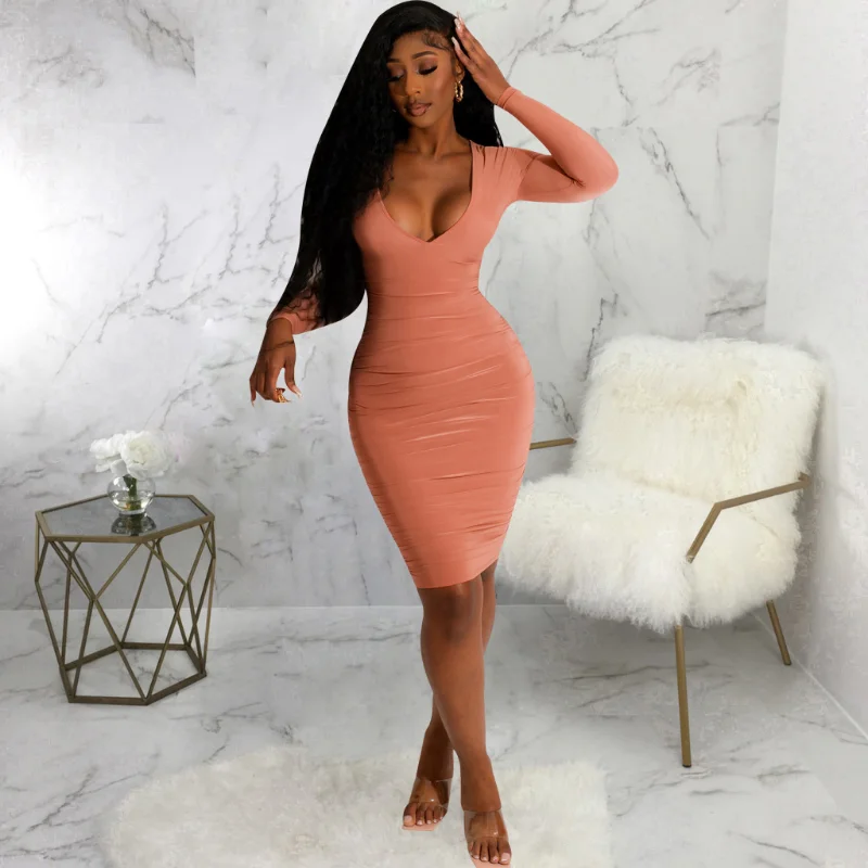 

Женское облегающее платье с V-образным вырезом и длинным рукавом