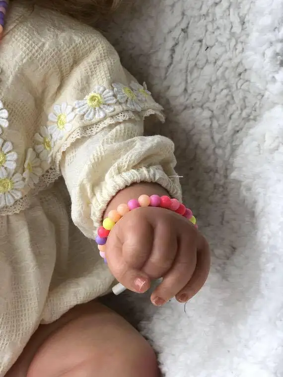 Фото 60 см кукла Bebe Reborn Maddie для маленьких девочек и мальчиков, реалистичная детская живая реалистичная ручная работа, 3D кожаные куклы, коллекционная художественная игрушка №4