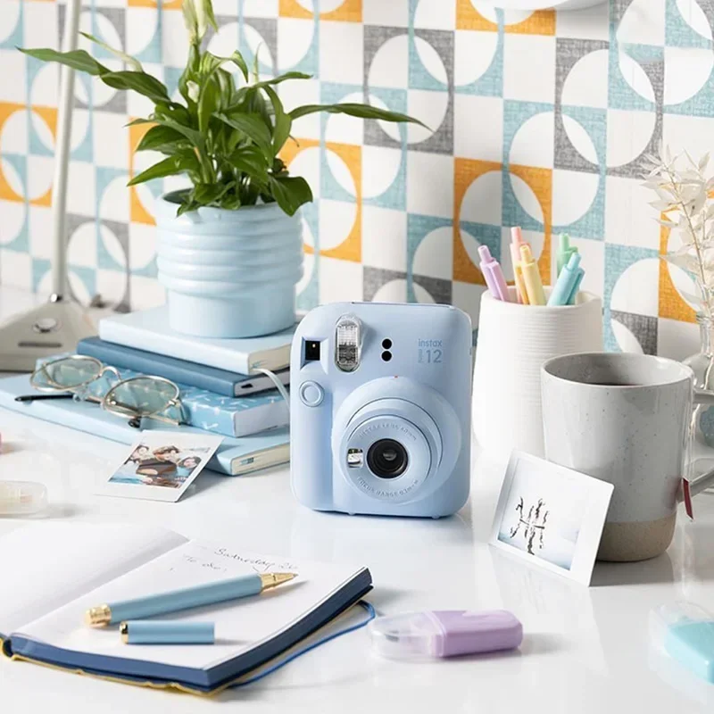 Фото Фотоаппарат моментальной печати Fujifilm Instax Mini 12 с автоэкспозицией, режимом крупного плана, коррекцией параллакса, пастельными оттенками, подарок №3