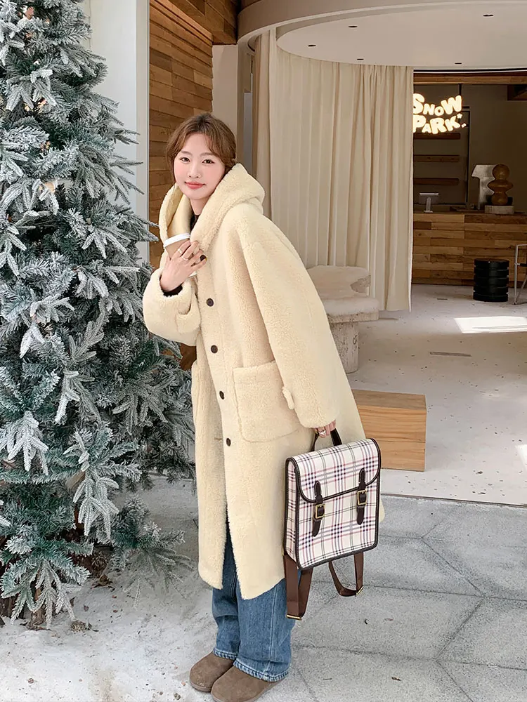 Бежевая верхняя одежда из меха ягненка с капюшоном женская зима 2024 новая