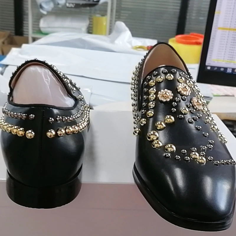 Мужские туфли в британском стиле с острым носком Стразы заклепками модные