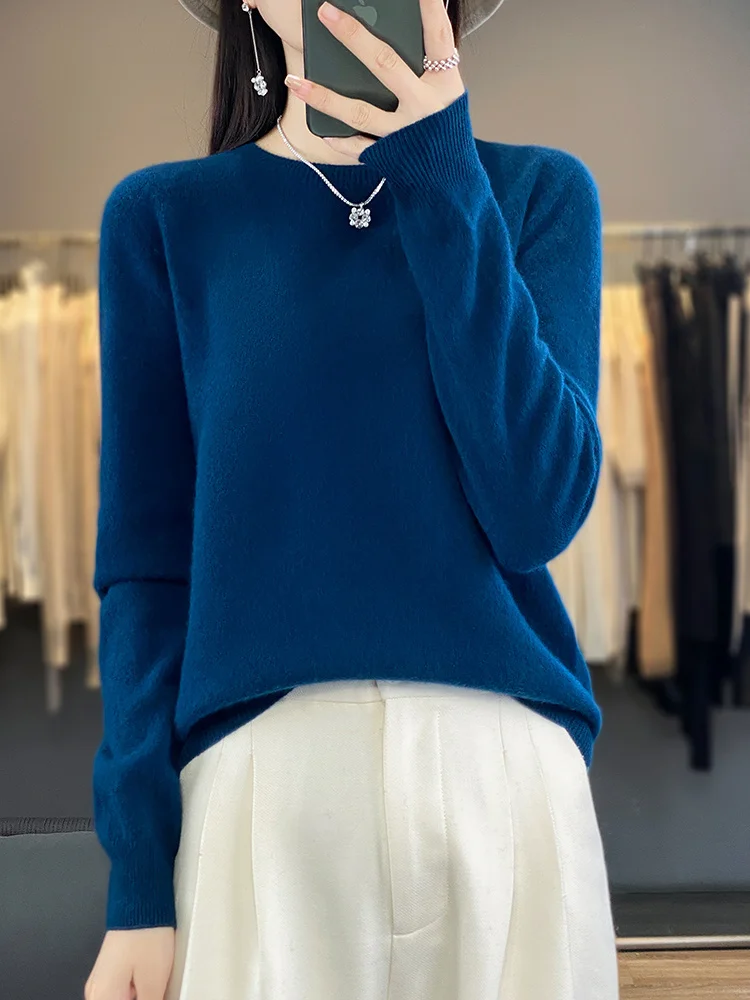 Новый однотонный свободный пуловер с круглым вырезом в классическом стиле