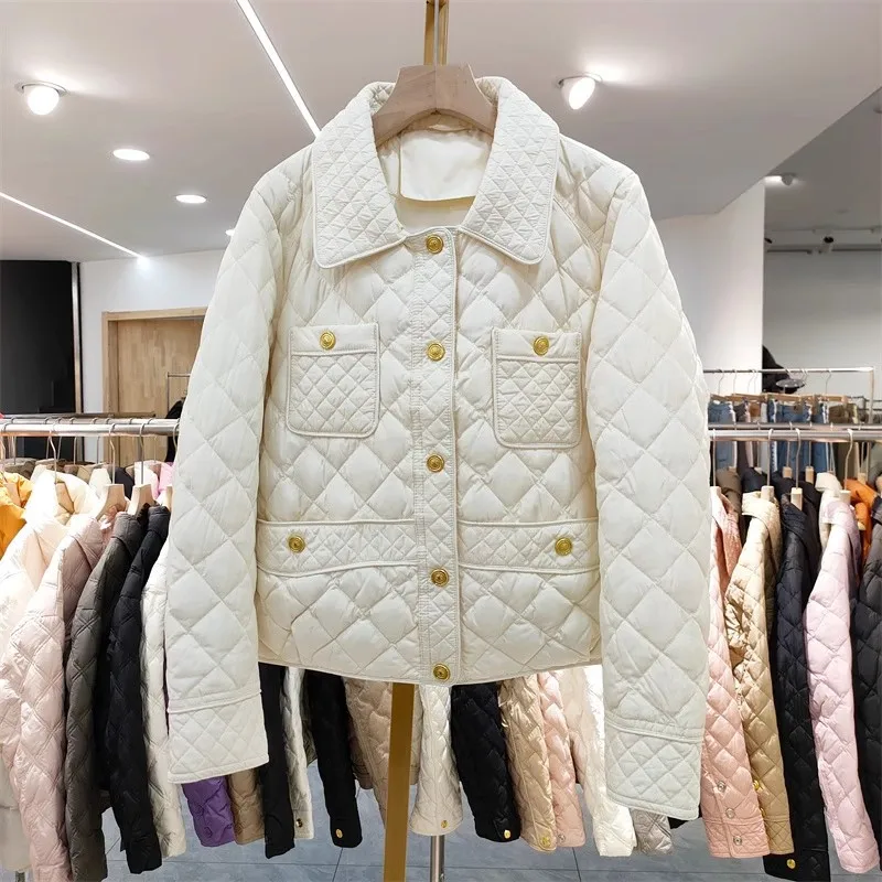 

Xiaoxiangfeng Lightweight Lingge Short Down Coat 2023 Winter New Little Gold Button Women's Korean White Duck Down Slim Fit Coat