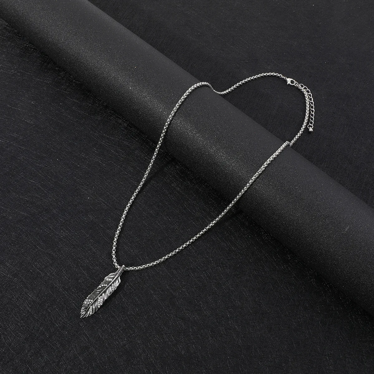 2023 New in Feather Pendant Necklace for Men Boys Hip Hop Punk Fashion Trendy Simple Cool Accessories