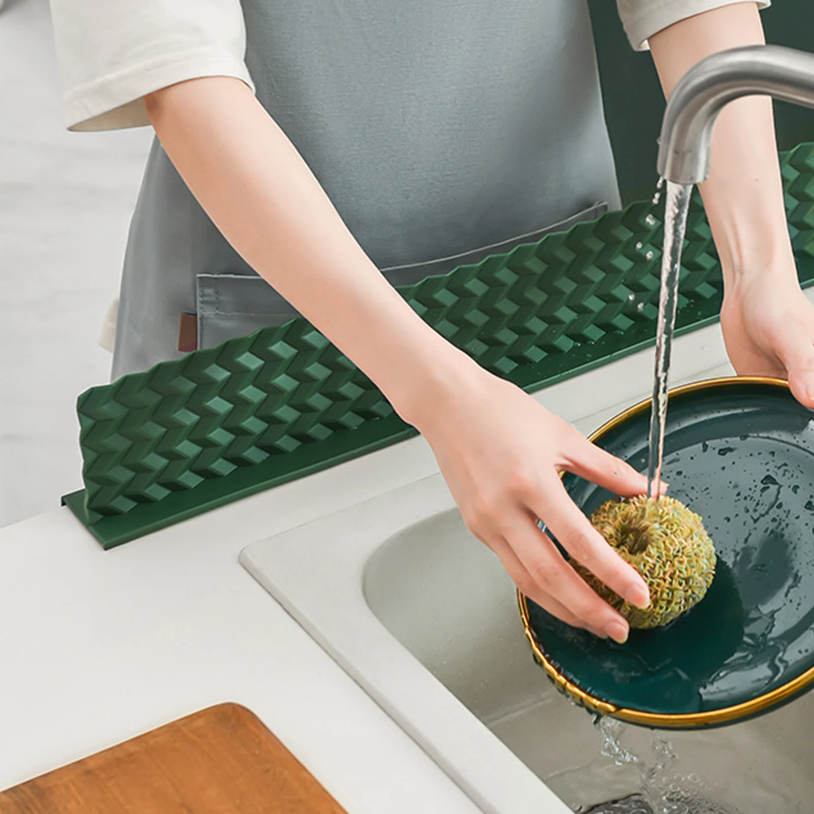 

Silicone Sink Splash Guard With 5 Attached Sucker Kitchen Accessories Water Deflector Kitchen Countertop Water Blocking Board