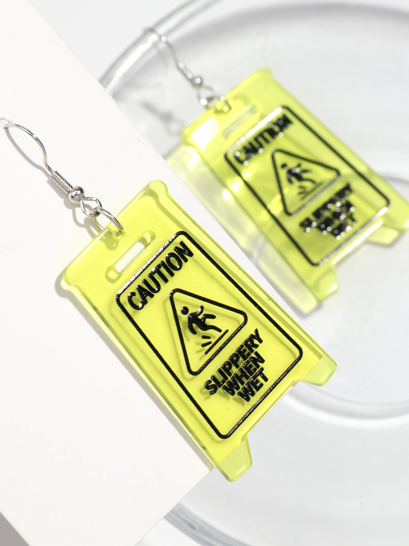 Фото Креативные серьги-подвески «Caution SLIPPERY WHEN WET» для женщин, забавные неоновые прозрачные акриловые серьги-капли с геометрическим рисунком, новые ювелирные изделия, подарки №5