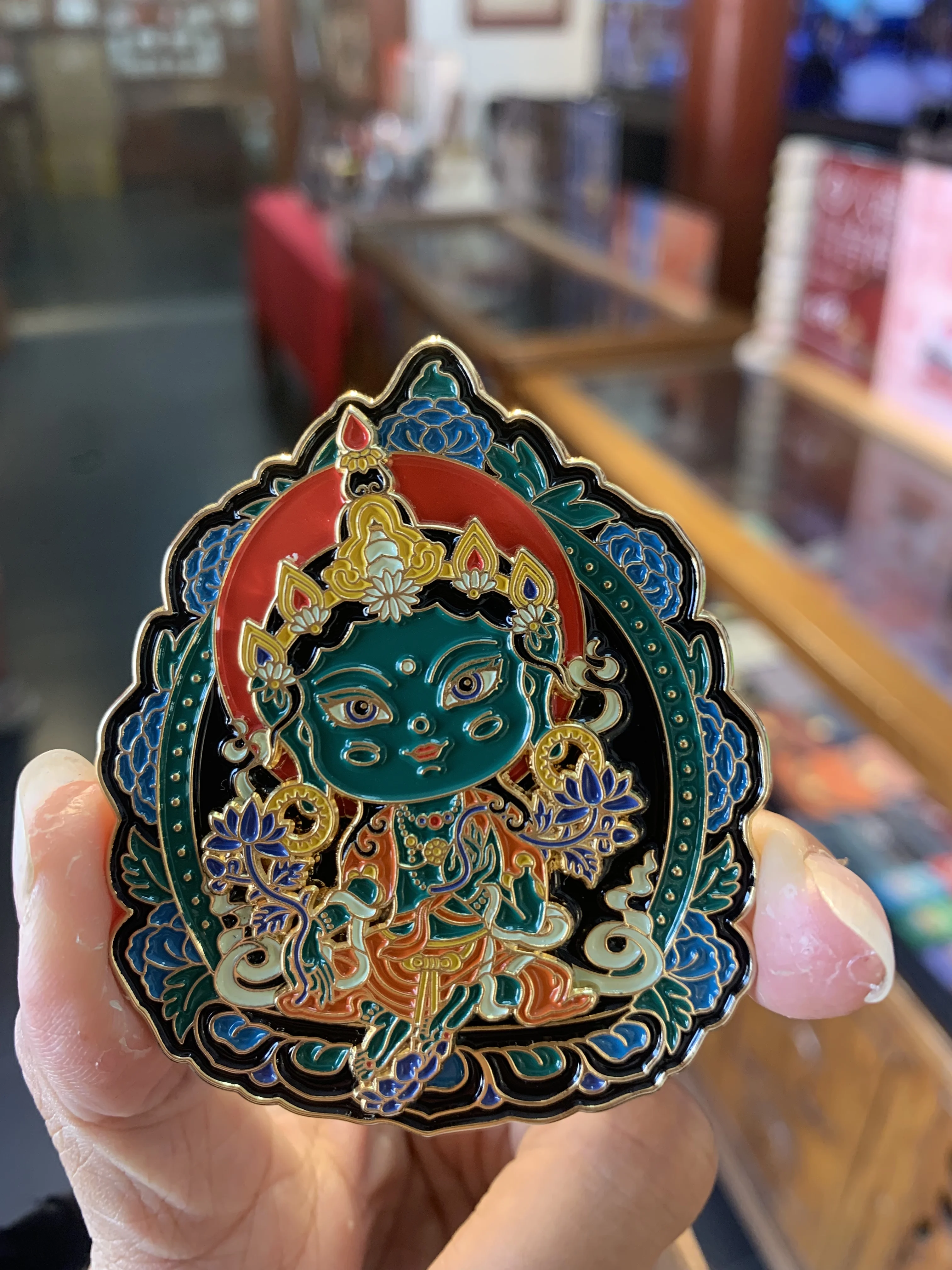 Наклейка на холодильник с золотой крылатой птицей большой черный нос слона