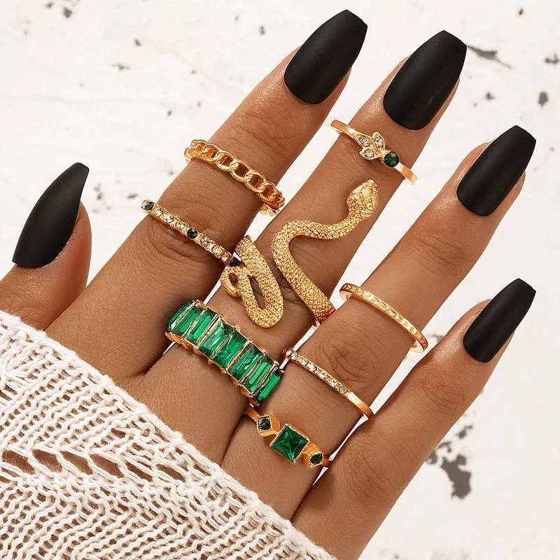 

8Pcs Fashion Jewelry Ring Sets Snake Shaped Metallic Geometric Finger Rings Imitation Green Gem Rhinestone Luxury Golden Rings