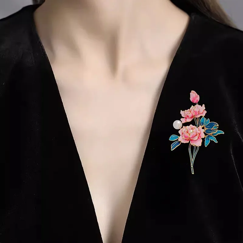 Брошь в виде цветка пиона с белым жемчугом и синими эмалью