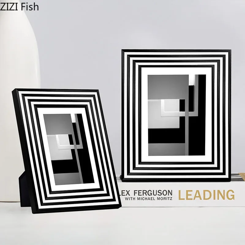 

Черно-белая фоторамка в полоску, современный декор, деревянные фоторамки, фигурка, портрет, рамка, художественное оформление стола, эстетика комнаты