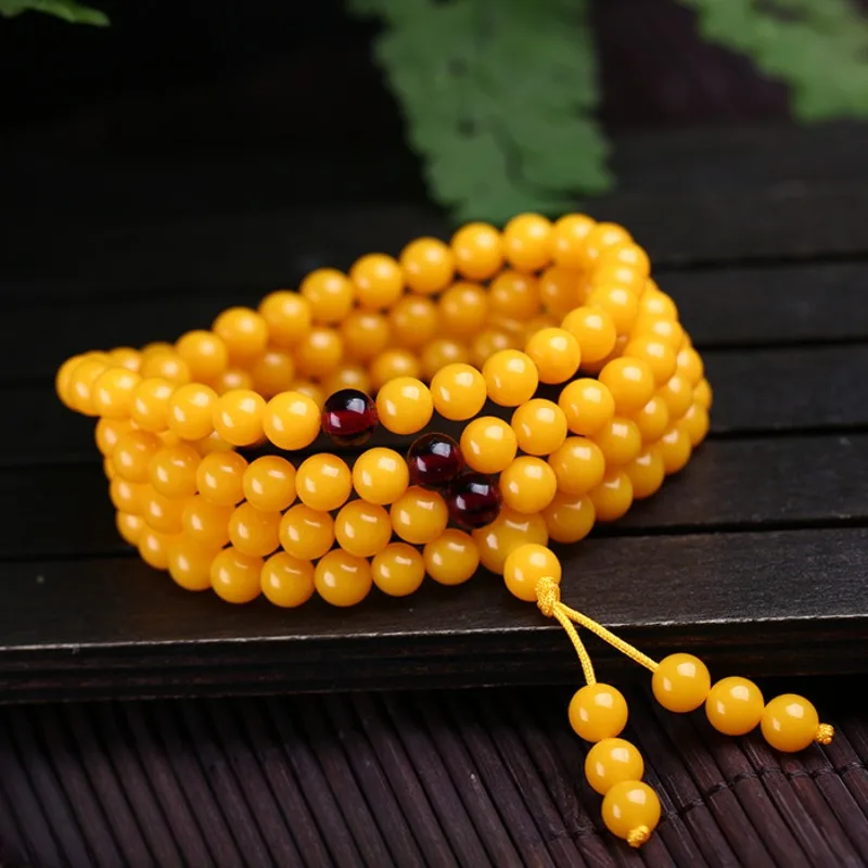 Желтый браслет из пчелиного воска с несколькими петлями