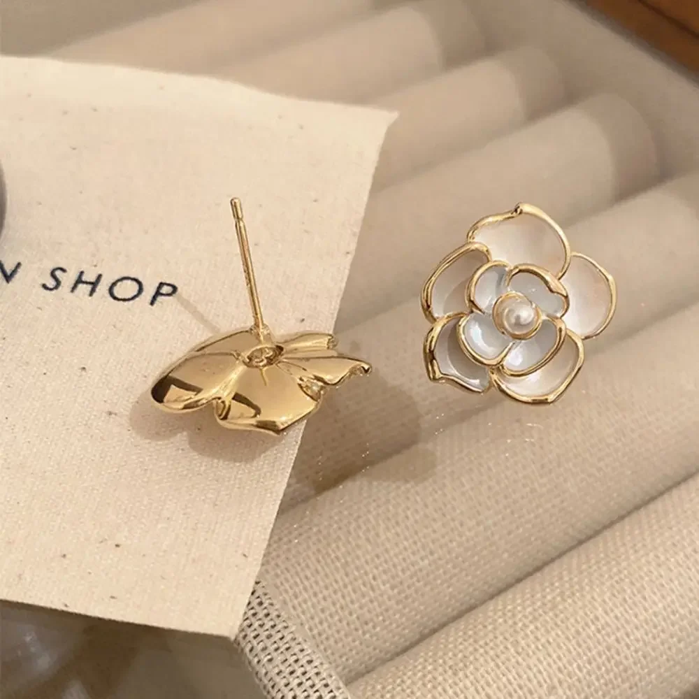 Простые жемчужно-белые серьги-гвоздики с камелией эмалированные серьги цветами