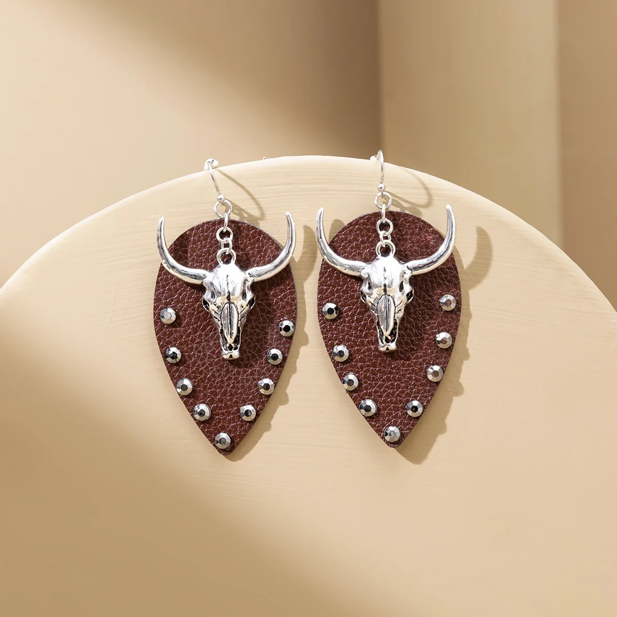 

Retro Pu Folk Wind Earrings Western Cowboy Head Leather Earrings Point Diamond European and N Exotic Amorous Feelings Jewelry