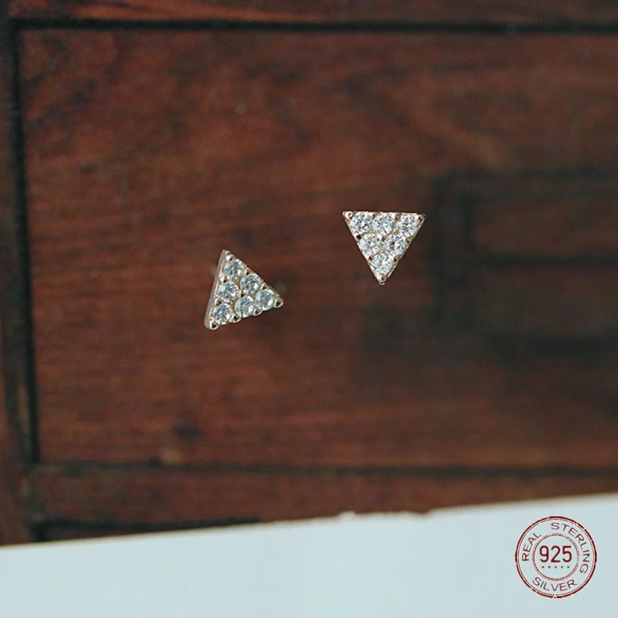 

Серьги-гвоздики треугольные женские из серебра 925 пробы с инкрустацией фианитами