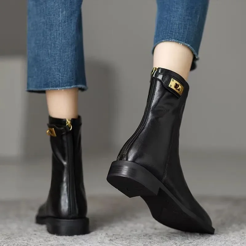 Ботинки женские на молнии с металлическим украшением в ассортименте