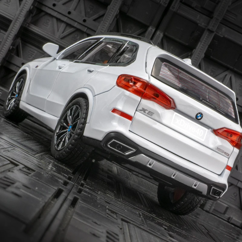 Фото Модель автомобиля BMW X5 из сплава металла в масштабе 1:24, двери, передний капот и багажник открываются, с функциями звука и света. №4
