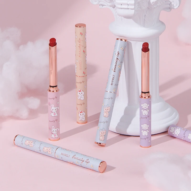 Увлажняющая губная помада ягодного цвета гладкий бархат легкая в нанесении