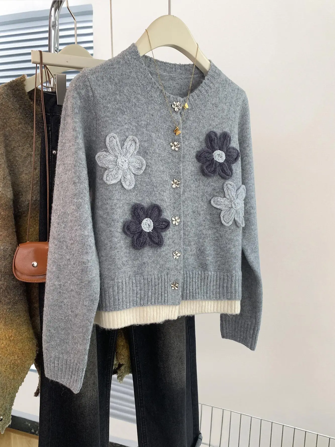 Женский вязаный кардиган из двух предметов с серой цветочной вышивкой осень и