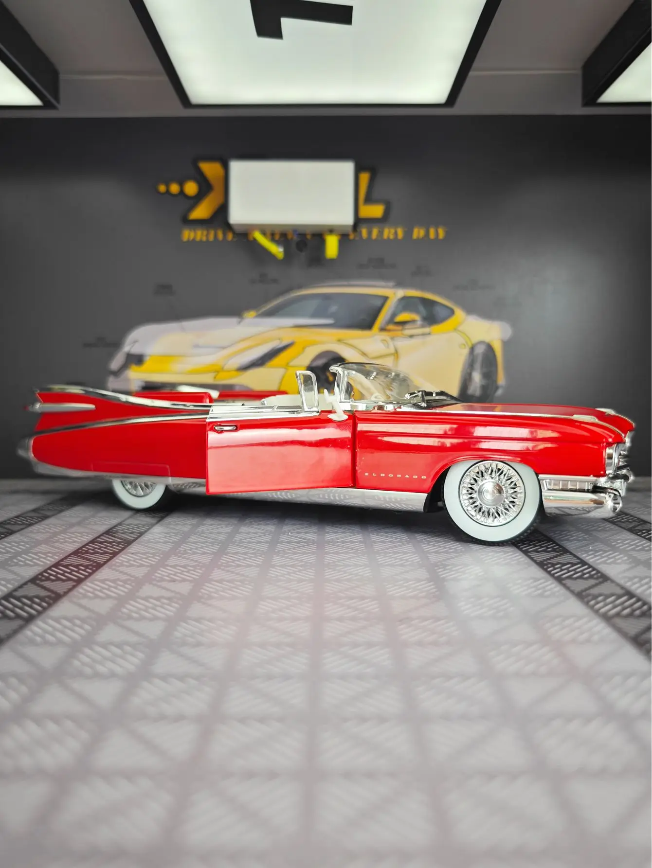 Фото 1:24 Eldorado 1959, модель автомобиля из сплава, трансформируемая детская игрушечная машина Super Run с имитацией звука и функций освещения. №2