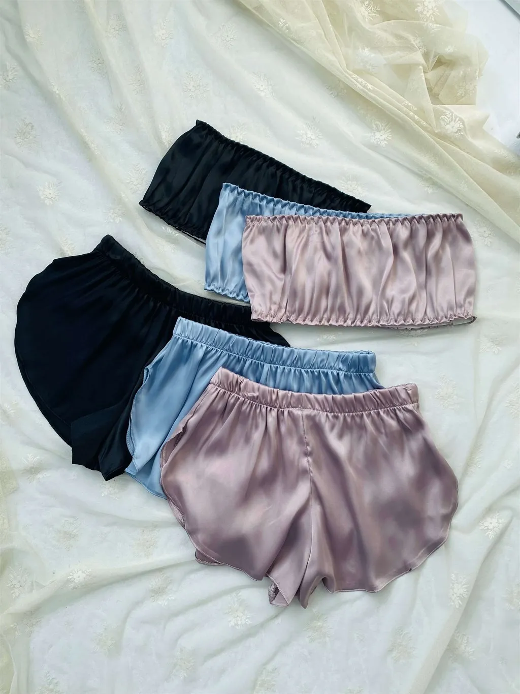 

Ретроптид инструмент без бретелек с атласными шортами