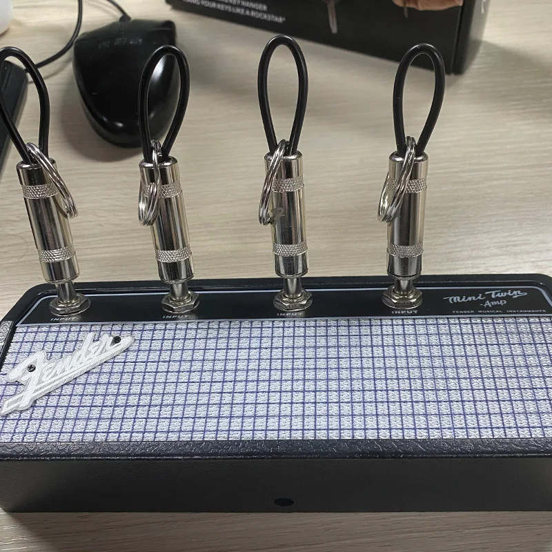 1 набор держатель для ключей с музыкальным логотипом 4 брелоками |