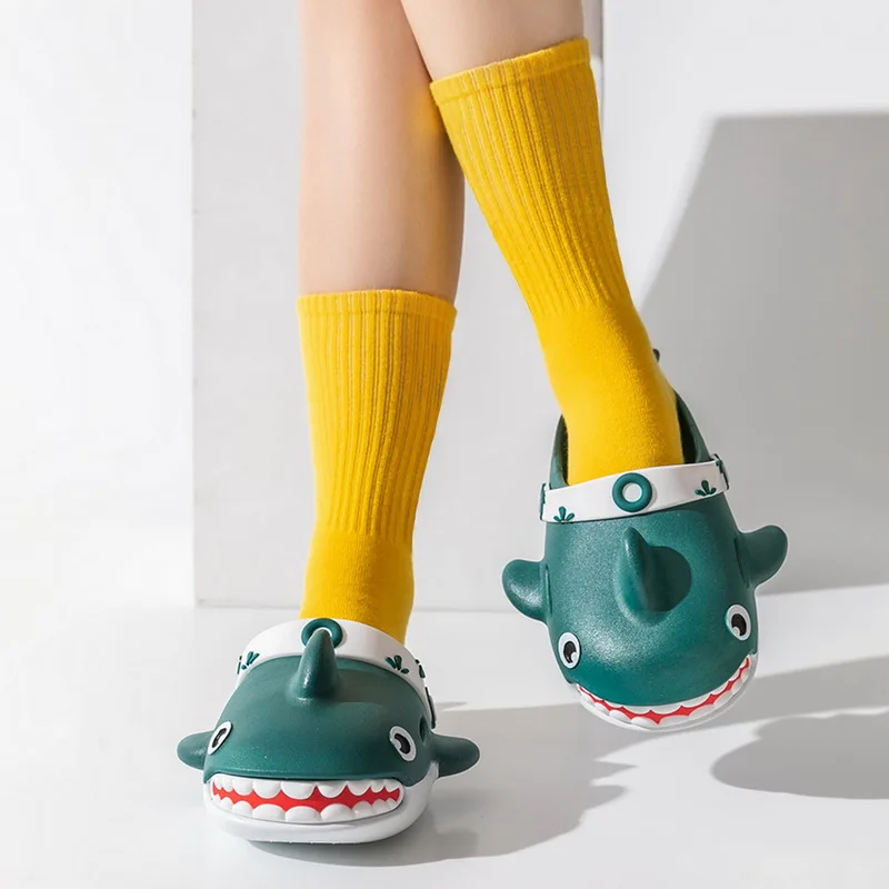 

Cartoon Shark Cute Hole Slippers For Women And Men 2022 Summer Non-slip Bench Shoes Fashion Couple Flat Sandals Bathroom Slides
