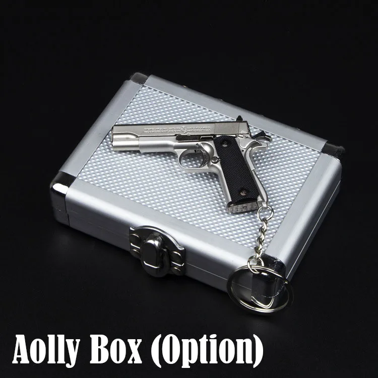 Металлический брелок в форме пистолета