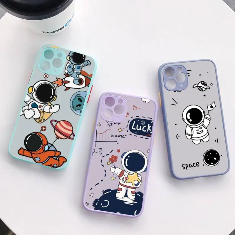 

Cute Astronaut Phone Case for iPhone X XR XS 7 8 Plus 11 12 13 pro MAX 13mini Translucent Matte Case